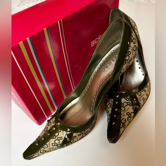 BCBGirls 9.5 shoes with Logo, patent and studs design, excellent condition - Picture 3 of 10